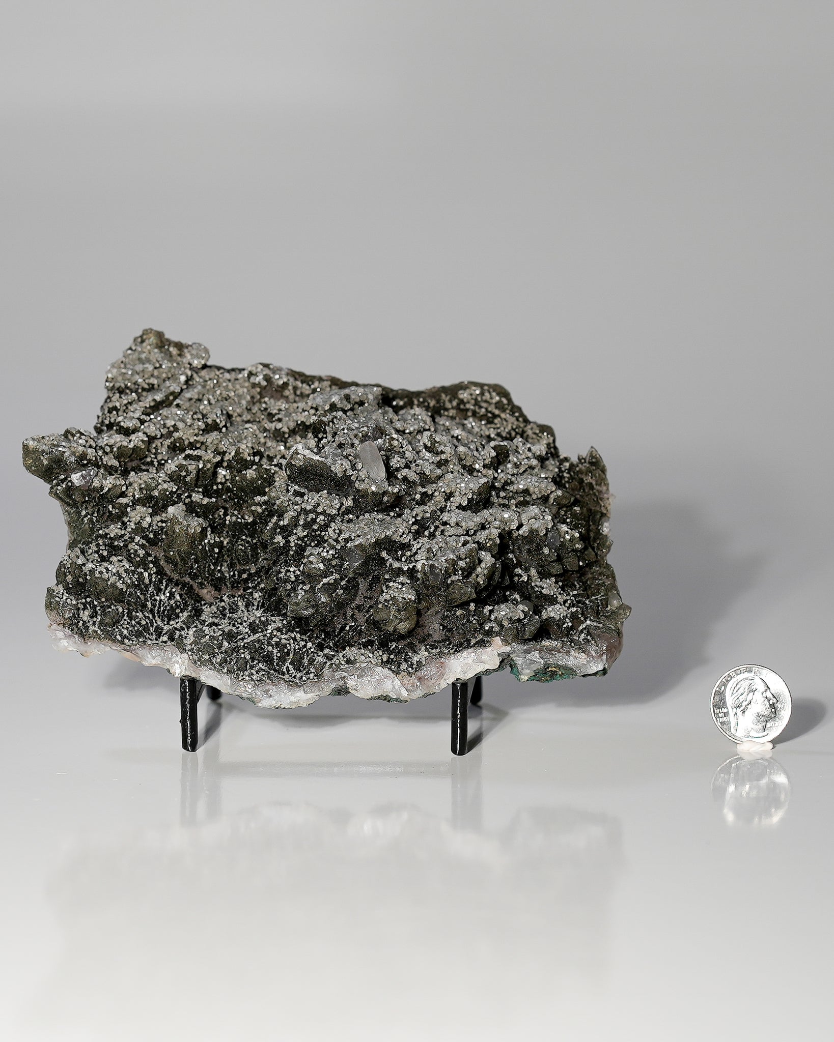 Manganoan Adamite and Calcite on Psilomelane
