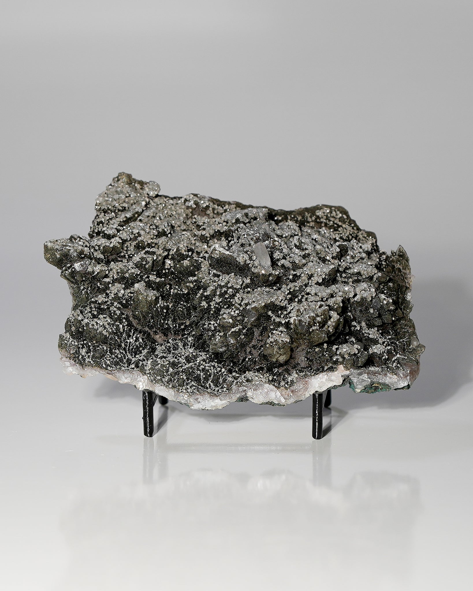 Manganoan Adamite and Calcite on Psilomelane
